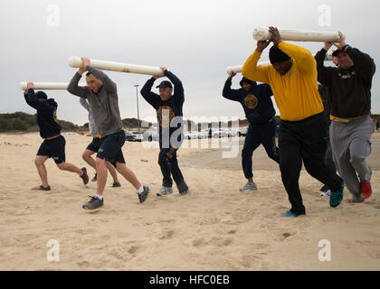 150330-N-AO823-072 NORFOLK, Virginie (30 mars 2015) Équipes de premiers maîtres de participer à un relais de tuyaux en PVC à la quatrième édition annuelle de casier de chèvre à base expéditionnaire mixte défi peu Creek-Fort JEBLCFS (Histoire). L'événement coïncide avec le 122e anniversaire de l'ordre dans la région de Hampton Roads et dure du 26 mars au 1 avril. (U.S. Photo par marine Spécialiste de la communication de masse de 3e classe Michael J. Lieberknecht/chèvre) Parution Défi Casier 150330-N-AO823-072 Banque D'Images