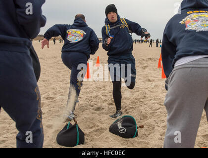 150330-N-AO823-059 NORFOLK, Virginie (30 mars 2015) Une équipe de premiers maîtres de participer à un relais de sacs à la quatrième édition annuelle de casier de chèvre à base expéditionnaire mixte défi peu Creek-Fort JEBLCFS (Histoire). L'événement coïncide avec le 122e anniversaire de l'ordre dans la région de Hampton Roads et dure du 26 mars au 1 avril. (U.S. Photo par marine Spécialiste de la communication de masse de 3e classe Michael J. Lieberknecht/chèvre) Parution Défi Casier 150330-N-AO823-059 Banque D'Images