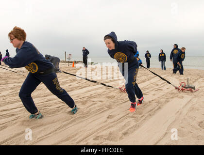 150330-N-AO823-131 NORFOLK, Virginie (30 mars 2015) Premier maître de participer à un relais traction traîneau pondérée à la quatrième édition annuelle de casier de chèvre à base expéditionnaire mixte défi peu Creek-Fort JEBLCFS (Histoire). L'événement coïncide avec le 122e anniversaire de l'ordre dans la région de Hampton Roads et dure du 26 mars au 1 avril. (U.S. Photo par marine Spécialiste de la communication de masse de 3e classe Michael J. Lieberknecht/chèvre) Parution Défi Casier 150330-N-AO823-131 Banque D'Images