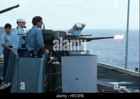 Les membres d'une équipe d'effets spéciaux un feu Mark 420 mm canon anti-aérien installé à bord de la formation porte-avions USS LEXINGTON (16 AVT) pendant le tournage de l'ABC-TV film 'guerre et souvenir. 20mm canon est tiré pendant le tournage du film de guerre et souvenir sur l'USS Lexington (AVT-16) en 1987 Banque D'Images