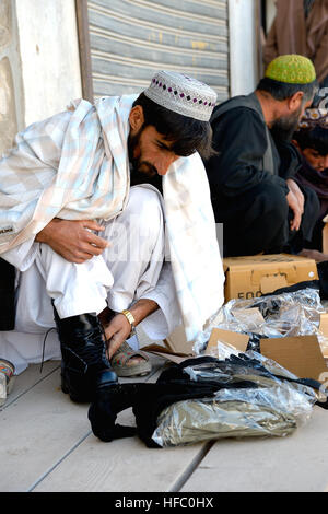 Une police locale afghane (ALP) candidat essaie sur ses nouvelles bottes avant une cérémonie de remise des diplômes dans le district d'Arghandab, province de Kandahar, en Afghanistan, le 3 novembre. ALP candidats sont soumis à trois semaines de cours qui couvre l'adresse au tir de base, les patrouilles, dispositif explosif de reconnaissance et les techniques de sécurité. Compléter les efforts de contre-insurrection de l'ALP, en aidant les zones rurales avec peu de présence des forces de sécurité nationale afghanes, afin de permettre aux conditions de l'amélioration de la sécurité, de la gouvernance et du développement. (U.S. Photo par marine Spécialiste de la communication de masse 2e classe Ernesto Hernand Banque D'Images