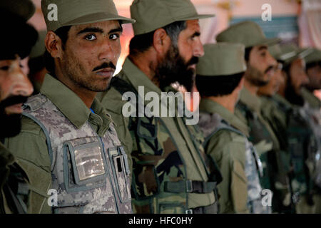 La police locale afghane (ALP) candidats en formation au cours de leur cérémonie de remise de diplômes à Arghandab district, province de Kandahar, en Afghanistan, le 3 novembre. ALP candidats sont soumis à trois semaines de cours qui couvre l'adresse au tir de base, les patrouilles, dispositif explosif de reconnaissance et les techniques de sécurité. Compléter les efforts de contre-insurrection de l'ALP, en aidant les zones rurales avec peu de présence des forces de sécurité nationale afghanes, afin de permettre aux conditions de l'amélioration de la sécurité, de la gouvernance et du développement. (U.S. Photo par marine Spécialiste de la communication de masse 2e classe Ernesto Hernandez Banque D'Images