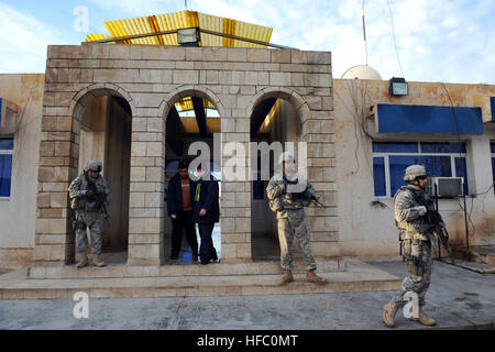 Les soldats américains du 2e Peloton, 218e Compagnie de Police Militaire 317e Bataillon de la Police militaire, la Police militaire de la 49e Brigade, 3e Division d'infanterie, montent la garde à l'extérieur de Altun Kupri Station de police irakienne, l'Irak, le 3 janvier. Les soldats ont visité la station de police pour parler de discuter des événements actuels et des questions de formation de la police irakienne. (U.S. Photo par marine Spécialiste de la communication de masse 2e classe(SW) Matthew D. Leistikow/libérés) 218e MP's Visites Altun Kupri Station de police irakienne 237017 Banque D'Images