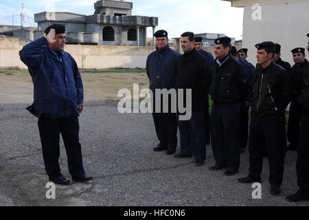 Sabah Adjudant Sobhie Tawfiq, sous-officier de formation pour l'Altun Kupri Station de police irakienne, demande à des policiers sur la bonne façon de rendre hommage à l'Altun Kupri, l'Iraq, le 3 janvier. Les soldats américains du 2e Peloton, 218e Compagnie de Police Militaire 317e Bataillon de la Police militaire, la Police militaire de la 49e Brigade, 3e Division d'infanterie, a visité la station de police pour parler de discuter des événements actuels et des questions de formation de la police irakienne. (U.S. Photo par marine Spécialiste de la communication de masse 2e classe(SW) Matthew D. Leistikow/libérés) 218e MP's Visites Altun Kupri Station de police irakienne 237018 Banque D'Images