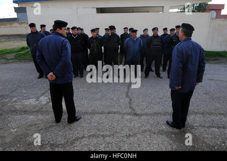 Sabah Adjudant Sobhie Tawfiq, sous-officier de formation pour l'Altun Kupri, station de police irakienne parle aux policiers militaires, portant sur les douanes et civilités dans Altun Kupri, l'Iraq, le 3 janvier. Les soldats américains du 2e Peloton, 218e Compagnie de Police Militaire 317e Bataillon de la Police militaire, la Police militaire de la 49e Brigade, 3e Division d'infanterie, a visité la station de police pour parler de discuter des événements actuels et des questions de formation de la police irakienne. (U.S. Photo par marine Spécialiste de la communication de masse 2e classe(SW) Matthew D. Leistikow/libérés) 218e MP's Visites Altun Kupri Station de police irakienne 237019 Banque D'Images