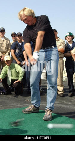 041011-N-4565G-007 Dubai U.A.E. (11 octobre 2004) Greg Norman, golfeur professionnel entraîne une balle de golf sur le poste de pilotage au cours de sa visite à l'USS John F. Kennedy (CV 67) Lundi, 11 octobre 2004 pendant la brève du navire dans le port de Dubaï. Le navire amarré là Dimanche, Octobre 10, 2004, après un mois d'opérations de combat dans le cadre de l'opération Iraqi Freedom. Juste avant cet arrêt, le transporteur a fait sa dernière escale au port de l'Emirats Arabes Unis en septembre. Marins à bord, a aidé à présenter le golfeur australien pour le navire et l'équipage de JFK. Après un petit tour, il a frappé plusieurs parcours de ba Banque D'Images