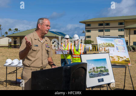 161108-N-YW024-022 La baie de Kaneohe, Hawaii (nov. 8, 2016) Arrière Adm. Bruce Gillingham, commandant de la Marine, à l'ouest de la médecine, de San Diego, offre d'ouverture au cours d'une cérémonie d'inauguration des travaux de construction Naval Medical et dentaire clinique de remplacement à Base du Corps des Marines (Hawaï MCBH). La nouvelle clinique médicale et dentaire et de médecine de la Marine fournira le personnel médical des Forces marines avec des espaces de travail pour garder la Marine et le Marine Corps forces opérationnelles, en bonne santé et prêt à l'emploi. (U.S. Photo de la marine du Maître de 2e classe Katarzyna Kobiljak) Cérémonie d'inauguration des travaux de construction Naval Medical et denta Banque D'Images