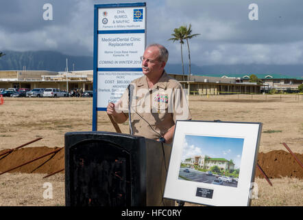 161108-N-YW024-027 La baie de Kaneohe, Hawaii (nov. 8, 2016) Arrière Adm. Bruce Gillingham, commandant de la Marine, à l'ouest de la médecine, de San Diego, offre d'ouverture au cours d'une cérémonie d'inauguration des travaux de construction Naval Medical et dentaire clinique de remplacement à Base du Corps des Marines (Hawaï MCBH). La nouvelle clinique médicale et dentaire et de médecine de la Marine fournira le personnel médical des Forces marines avec des espaces de travail pour garder la Marine et le Marine Corps forces opérationnelles, en bonne santé et prêt à l'emploi. (U.S. Photo de la marine du Maître de 2e classe Katarzyna Kobiljak) Cérémonie d'inauguration des travaux de construction Naval Medical et denta Banque D'Images