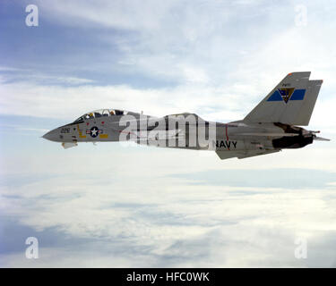 Vue d'un F-14 Tomcat avec un aéronef moyen avancé range air-to-air missile (AMRAAM) sous son aile, en vol au-dessus du Pacifique Centre d'essai de missiles. Grumman F-14A Tomcat réalisation AMRAAM Banque D'Images