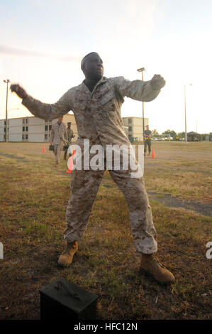 Le major du Corps des marines James Rose, avec la Force opérationnelle Guantanamo, lance une grenade factice lors d'un Combat Maritime Fitness Test, le 18 août 2010. Le CFT est composé de trois sections : une 880 verges de munitions, des ascenseurs et une manœuvre à l'exercice d'incendie. JTF Guantanamo fournit sûr, humain, juridique et transparent le soin et la garde des détenus, y compris ceux qui ont été condamnés par une commission militaire et ceux commandés libéré par un tribunal. La foi mène des activités de collecte, d'analyse et de diffusion pour la protection des détenus et du personnel travaillant dans les installations de Guantanamo de la foi et à l'appui de la guerre contre le T Banque D'Images