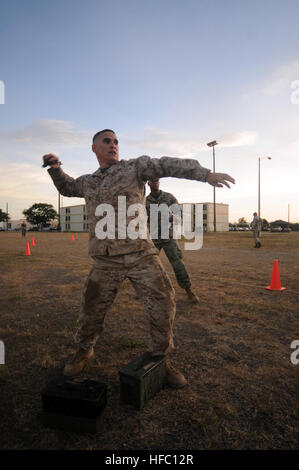 Marine Corps Le Capitaine Robert Neman, avec la Force opérationnelle Guantanamo, lance une grenade factice lors d'un Combat Maritime Fitness Test, le 18 août. Le CFT est composé de trois sections : une 880 verges, des ascenseurs, de munitions et d'une manoeuvre à l'exercice d'incendie. JTF Guantanamo fournit sûr, humain, juridique et transparent le soin et la garde des détenus, y compris ceux qui ont été condamnés par une commission militaire et ceux commandés libéré par un tribunal. La foi mène des activités de collecte, d'analyse et de diffusion pour la protection des détenus et du personnel travaillant dans les installations de Guantanamo de la foi et à l'appui de la guerre contre le ter Banque D'Images