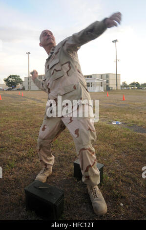 Le Lieutenant-commandant de la marine. Raul Eliza, à la Force opérationnelle Guantanamo, lance une grenade factice lors d'un Combat Maritime Fitness Test, le 18 août. Le CFT est composé de trois sections : une 880 verges, des ascenseurs, de munitions et d'une manoeuvre à l'exercice d'incendie. JTF Guantanamo fournit sûr, humain, juridique et transparent le soin et la garde des détenus, y compris ceux qui ont été condamnés par une commission militaire et ceux commandés libéré par un tribunal. La foi mène des activités de collecte, d'analyse et de diffusion pour la protection des détenus et du personnel travaillant dans la foi et à l'appui des installations de Guantanamo de la guerre contre le terrorisme. J Banque D'Images