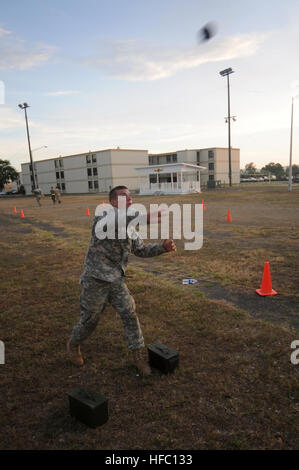 Circuit de l'armée. Wayne Hodge, à la Force opérationnelle Guantanamo, lance une grenade factice lors d'un Combat Maritime Fitness Test, le 18 août. Le CFT est composé de trois sections : une 880 verges, des ascenseurs, de munitions et d'une manoeuvre à l'exercice d'incendie. JTF Guantanamo fournit sûr, humain, juridique et transparent le soin et la garde des détenus, y compris ceux qui ont été condamnés par une commission militaire et ceux commandés libéré par un tribunal. La foi mène des activités de collecte, d'analyse et de diffusion pour la protection des détenus et du personnel travaillant dans la foi et à l'appui des installations de Guantanamo de la guerre contre le terrorisme. La FOI G Banque D'Images