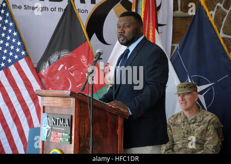 Kaboul, Afghanistan - (14 juin 2012) U.S. Army Command Sgt. Le major Russel McCray (retraité) donne la parole durant la formation de l'OTAN Mission-Afghanistan (NTM-A) 237e anniversaire de l'armée des États-Unis à bord de l'Afghanistan, Kaboul Camp Eggers, 14 juin. La NTM-A est une coalition de 38 pays qui fournissent des contingents chargés d'aider le Gouvernement de la République islamique d'Afghanistan dans la génération d'un capable et durable des forces de sécurité nationales afghanes prêt à prendre exemple de leur sécurité en 2014. Pour plus d'informations sur la NTM-A, visitez le www.ntm-a.com. U.S. Navy photo by Mass Communication Banque D'Images