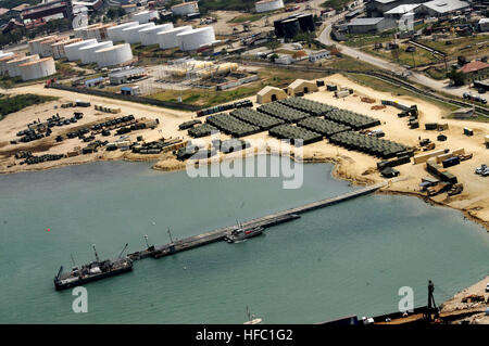 Une vue aérienne de la plage blanche composé de logistique établie par les marins affectés au bataillon de construction amphibie à Varreoux 2 Plage à Port-au-Prince, Haïti. ACB-2 effectue la construction, l'aide humanitaire et des opérations de secours dans le cadre de l'opération réponse unifiée après un séisme de magnitude 7,0 a causé de graves dommages dans et autour de Port-au-Prince, Haïti, 12 janvier. Aide à Haïti 253586 Banque D'Images