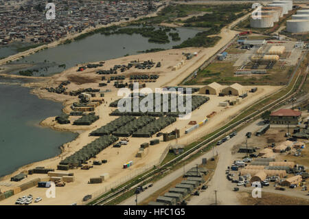 Une vue aérienne de la plage blanche composé de logistique établie par les marins affectés au bataillon de construction amphibie à Varreoux 2 Plage à Port-au-Prince, Haïti. ACB-2 effectue la construction, l'aide humanitaire et des opérations de secours dans le cadre de l'opération réponse unifiée après un séisme de magnitude 7,0 a causé de graves dommages dans et autour de Port-au-Prince, Haïti, 12 janvier. Aide à Haïti 253590 Banque D'Images