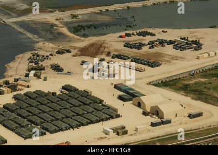 Une vue aérienne de la plage blanche composé de logistique établie par les marins affectés au bataillon de construction amphibie à Varreoux 2 Plage à Port-au-Prince, Haïti. ACB-2 effectue la construction, l'aide humanitaire et des opérations de secours dans le cadre de l'opération réponse unifiée après un séisme de magnitude 7,0 a causé de graves dommages dans et autour de Port-au-Prince, Haïti, 12 janvier. Aide à Haïti 253591 Banque D'Images