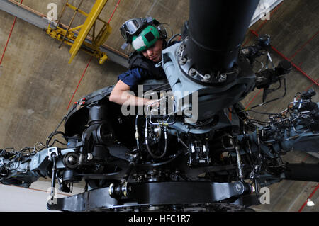 GUANTANAMO BAY, Cuba - Aviation Aviateur-électricien Jenn Deans, affecté à l'escadron 15 de la mine d'hélicoptères (HM-15), est-ce qu'une inspection de routine sur le manchon et la fusée d'un MH-53E Sea Dragon à la station navale des États-Unis à Guantanamo Bay, l'aérodrome, le 2 février 2010. HM-15, c'est à Guantanamo soutien à l'opération Réponse unifiée à la suite du séisme de magnitude 7,0 en Haïti le 12 janvier 2010. (Foi Guantanamo photo de Mass Communication Specialist 3 classe Joshua Nistas) NON - Autorisation de diffusion publique. Pour plus de renseignements, communiquez avec le Groupe de travail mixte des affaires publiques, à Guantanamo Banque D'Images