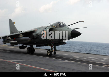 070904-N-5242D-149 de l'OCÉAN INDIEN (sept. 4, 2007) - Une mer Harrier décolle de l'envol du porte-avions de la marine indienne INS Viraat (R 22) au cours de Malabar 20007. Malabar est un exercice multilatéral qui comprend des forces navales de l'Inde, l'Australie, le Japon, Singapour et les États-Unis. Il est conçu pour accroître l'interopérabilité entre les marines et à l'élaboration de procédures communes pour les opérations de sécurité maritime. U.S. Navy photo by Mass Communication Specialist 2e classe Dustin Q. Diaz (publié) À Malabar 07 Harrier Banque D'Images