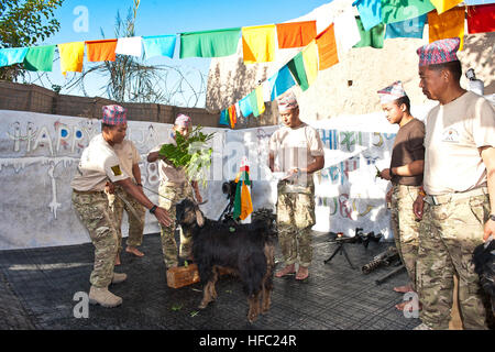 Soldats népalais de 'B' Company, 2 Royal Gurkha Rifles Regiment de l'armée britannique, saupoudrer l'eau bénite avant de sacrifier une chèvre pendant le festival de Dashain district à Lashkar Gah, dans la province d'Helmand, 24 septembre. Dashain, un Népalais de 15 jours nationaux et religieux hindou-festival, et est la plus longue et la plus heureuse du festival. Dashain commémore la victoire de la Déesse Durga sur le démon Mahisasur, la déesse Durga est adoré dans tout le Népal comme la mère divine déesse. 2 Royal Gurkha Rifles fête fête hindoue Dashain 110924-N-E989-195 Banque D'Images