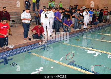 EDINBURG, Texas (oct. 9, 2015) Des marins de recrutement pour la Marine quartier San Antonio mener la Marine américaine-parrainé SeaPerch concours tenu au 2015 Hispanic Engineering, la Semaine des sciences et de la technologie (HESTEC) sur le campus de l'Université d'Texas-Rio UTRGV (Grande Valley). Trente-cinq équipes ont participé à l'événement qui se composait d'une course d'obstacles sous l'anneau, pick-up et une présentation d'affichage. SeaPerch est un programme de robotique sous-marine organisé par le Bureau de la recherche navale afin de permettre aux enseignants et aux élèves les ressources dont ils ont besoin pour bâtir un underwate Banque D'Images