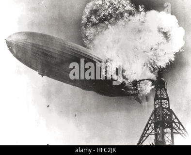 Le Hindenburg, un dirigeable allemand de passagers, prend feu lors de sa tentative d'atterrissage à Lakehurst, New Jersey, en 1937, entraînant la destruction du dirigeable et la mort. Banque D'Images