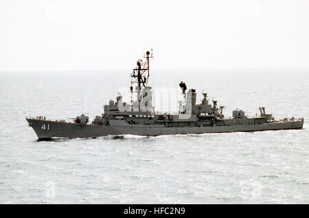 Vue aérienne de port de la Perth class destroyer australien HMAS BRISBANE (DD 41) en cours au cours de Pitch Black 84. Le Brisbane fournit une assistance radar pour les unités terrestres et E-3A Sentry Airborne Warning and Control Systems avion pendant l'articulation entre nous, australien et néo-zélandais de l'exercice. Le HMAS Brisbane (D41) pendant 84 PITCH BLACK Banque D'Images