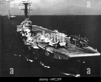 Le HMAS Melbourne (R21) conduit USS Bennington (CV-20) et le HMS Ark Royal (R09) au cours de l'OTASE l'exercice Sea Devil in 1962 Banque D'Images