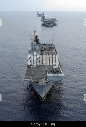 070729-N-0535P-062 de l'OCÉAN ATLANTIQUE (29 juillet 2007) - La Royal Navy de la classe Invincible porte-avions HMS Illustrious (R 06), et des porte-avions de classe Nimitz USS Harry S. Truman (CVN 75) et l'USS Dwight D. Eisenhower (CVN 69 formation en transport en commun au cours d'une exercice de manœuvres de navire dans l'océan Atlantique. Les trois opérateurs sont en participant à l'opération pas audacieux où plus de 15 000 membres du service de trois pays prennent part à l'exercice d'une force opérationnelle (JTFX). U.S. Navy photo by Mass Communication Specialist 2e classe Jay C. Pugh (libéré) le HMS Illustrious01 Banque D'Images