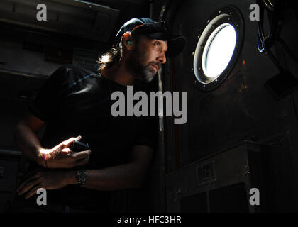 120728-N-IA840-067 Camp Pendleton, en Californie (28 juillet 2012) - Scénariste Jon Hoeber regarde à travers un hublot d'un Landing Craft Air Cushion hovercraft lors d'un Hollywood à la tour d'assaut de la marine de l'unité 5. Hollywood à la marine est un programme de sensibilisation a couru par le Bureau d'informations de la Marine à l'ouest d'éduquer les professionnels de l'industrie du divertissement sur la façon dont la Marine opère. (U.S. Photo par marine Spécialiste de la communication de masse 1re classe Elizabeth Thompson/libérés) tempêtes Hollywood la plage avec 5120728 ACU-N-AI840-067 Banque D'Images