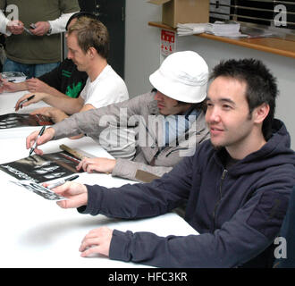 Hoobastank est un groupe de rock américain connu pour sa musique rock alternative. Bien qu'il ne soit pas directement militaire, ce titre peut faire référence à des éléments moraux ou culturels souvent liés au divertissement dans des contextes militaires. Banque D'Images