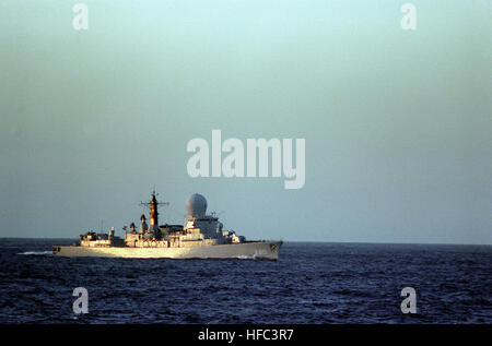 Un avant tribord vue de la frégate danoise HR MS TROMP (F-801) en cours au cours de l'exercice Ocean Safari '85. HR MS Tromp (F-801) - Ocean Safari 85 - DN-SC-88-01939 Banque D'Images