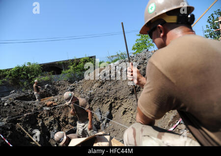 Seaman Benjamin Kistner, constructionman, affectés à la construction navale, 3 Bataillon mobile utilise une ligne de chaîne à une fondation carré au cours d'un projet de construction à Hamramba école primaire à Moroni, Comores. De Seabees NMCB-3 sont déployés pour Combined Joint Task Force-Horn of Africa à partir de leur port d'attache à Port Hueneme, Californie, et ont travaillé à l'école en collaboration avec le gouvernement des Comores. Les efforts humanitaires en Comores 228035 Banque D'Images