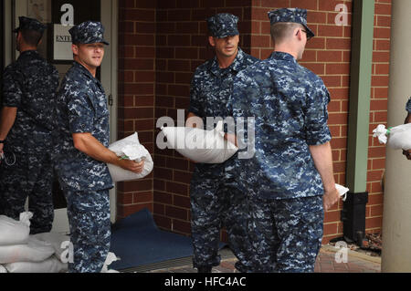 120827-N-IM980-005 - Pensacola, Floride (16 août 2000 27, 2012) - Les élèves de centre de formation technique de la marine à bord du Naval Air Station Pensacola se préparer à la tempête tropicale Isaac par placer des sacs de sable autour du centre de formation. La tempête devrait toucher terre le long de la Côte du Golfe mardi en fin de soirée. La dernière grosse tempête d'influer sur le nord-ouest de la Floride, a été l'ouragan Dennis, un ouragan de catégorie 3, qui a touché terre près de Pensacola, 10 juillet 2005. (Photo de chef-électricien Aviation Thomas Hebert/libéré) Hurricane prep pour NAS Pensacola 120827-N-IM980-005 Banque D'Images