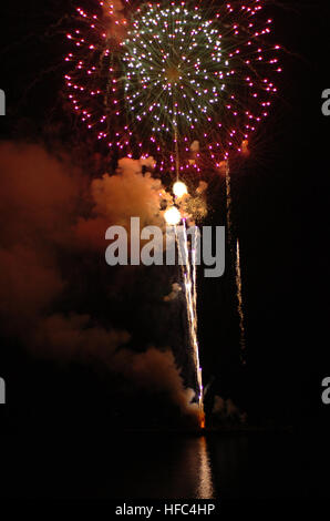 GUANTANAMO BAY, Cuba - peinture d'artifice le ciel nocturne au-dessus de la base navale américaine de Guantanamo lors d'un quatrième de juillet, fête ici, le 4 juillet 2008. Home Depot a parrainé le salon pour les marins stationnés ici ainsi que des soldats de la Force opérationnelle à Guantanamo. JTF Guantanamo effectue des soins sécuritaires et humaines et la garde des combattants ennemis. La foi mène des opérations d'interrogatoire pour recueillir du renseignement stratégique à l'appui de la guerre mondiale contre le terrorisme et prend en charge l'application de la loi et les enquêtes sur les crimes de guerre. Guantanamo la foi s'est engagé à assurer la sécurité et la sécurité de l'American servi Banque D'Images
