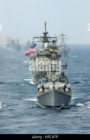 INS Rana (d 52), destroyer de classe Rajput, dirige une formation navale avec le Ronald Reagan Carrier Strike Group et Indian Western Fleet lors de l'exercice de passage du Malabar 08, renforçant la coopération navale et la sécurité maritime. Banque D'Images