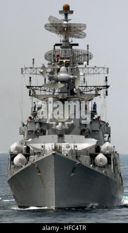 INS Rana (d 52), destroyer de la classe Rajput, dirige une formation d'exercices de passage avec l'USS Ronald Reagan et la flotte occidentale de la marine indienne, complétant l'exercice Malabar 08 de trois jours pour améliorer la coopération, la coordination et l'interopérabilité navale dans l'océan Indien. Banque D'Images