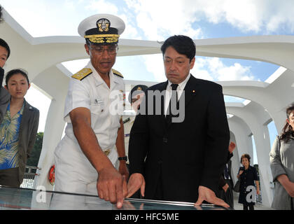 Au cours d'une cérémonie au mémorial de l'USS Arizona, le commandant de la flotte américaine du Pacifique explique l'impact d'un tir de blindage impérial japonais sur l'USS Arizona lors de l'attaque de 1941, réaffirmant la coopération en matière de sécurité entre les États-Unis et le Japon. Banque D'Images