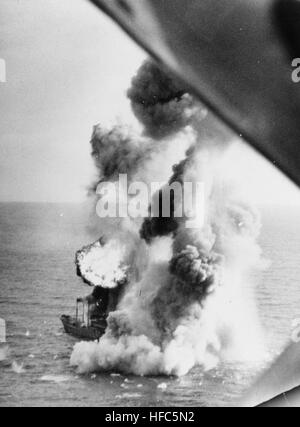 Cargo japonais explose au sud de la baie de Cam Ranh, le 12 janvier 1945 Banque D'Images