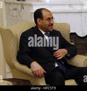 060426-N-0696M-516 l'Premier Ministre désigné Jawad al-Maliki (2e à gauche) rencontre le secrétaire d'État américaine Condoleezza Rice (centre), Secrétaire de la Défense Donald H. Rumsfeld (2e à partir de la droite) et l'Ambassadeur des États-Unis en Iraq Zalmay Khalilzad à Bagdad, l'Iraq, le 26 avril 2006. Rumsfeld et Rice a fait une visite surprise à l'Iraq de répondre conjointement avec al-Maliki pour montrer leur soutien à la poursuite du processus de construction d'un nouveau gouvernement iraquien. Rumsfeld a aussi rencontré des hauts dirigeants militaires et les troupes alors qu'en Iraq. DoD photo de Maître de 1re classe Chad J. McNeeley, Marine américaine. (Rel Banque D'Images