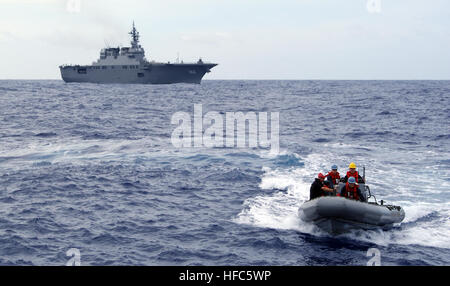 Un canot pneumatique de Ticonderoga-Class Guided-Missile Cruiser USS (CG 65 Chosin) renvoie à la suite d'un transfert de personnel avec l'Ise (DDH 182 JDS) une hyuga-class destroyer d'hélicoptères de la Force maritime d'autodéfense japonaise (JMSDF). Vingt-deux nations, 49 navires, 6 sous-marins, plus de 200 avions et 25 000 personnes participent à l'EXERCICE RIMPAC du 26 juin au 1 août dans et autour des îles Hawaï et la Californie du Sud. Le plus grand exercice maritime international RIMPAC, offre une formation unique qui aide les participants à favoriser et soutenir les relations de coopération qui sont Banque D'Images