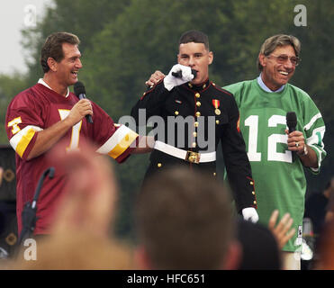 030904-N-9593R-003 Washington, D.C. (sept. 4, 2003) -- U.S. Marine Corps Le Caporal Antonio Deascanis, centre, se tient entre le football professionnel membres du Panthéon, Joe Theismann, gauche, et Joe Namath, comme il introduit le rock band, Good Charlotte, au cours de la NFL Kickoff hommage à l'armée sur le National Mall. Hommage à l'opération Liberté, la NFL et Pepsi a parrainé le ÒNFL Kickoff Live 2003Ó Concert avec places prioritaires pour les militaires et leurs familles. Parmi les interprètes étaient Aerosmith, Britney Spears, Aretha Franklin, Mary J. Blige et Good Charlotte. Hommage Opération Banque D'Images