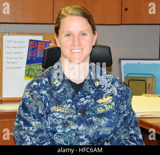 Le lieutenant de la marine Sarah Ursetti, sous-officier public works at Joint Base Anacostia-Bolling (JBAB), a récemment reçu le 2013 Capt joie Hancock brillant Leadership Award. Joint Base lieutenant reconnu comme l'ambassadeur ; par exemple pour les femmes du monde 131015-N-RX234-001 Banque D'Images