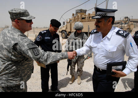 Le brig. Le général E'Mrawth bada Salih de la police iraquienne Rusafa, accueille le Lieutenant-colonel Michael Thomas, commandant du 91ème bataillon de la Police militaire, 8e Brigade de police militaire multinationale, Corp - l'Iraq, au camp Liberty, près de Bagdad, l'Iraq, le 29 juillet, alors qu'ils se préparent à participer à une conférence de l'application de la loi. Conférence de l'application de la loi commune 191601 Banque D'Images