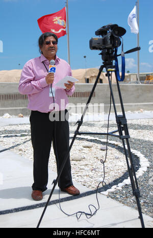 GUANTANAMO BAY, Cuba Sami- Abraham, de Geo News, la principale chaîne d'information pakistanais, les rapports de l'extérieur de l'expéditionnaire complexe juridique ici, le 5 juin. Khalid Cheikh Mohammed et quatre autres prétendues 11 septembre co-conspirateurs sont traduits sur les frais qui, s'il est reconnu coupable, peut conduire à la peine capitale. JTF Guantanamo effectue des soins sécuritaires et humaines et la garde des combattants ennemis. La foi mène des opérations d'interrogatoire pour recueillir du renseignement stratégique à l'appui de la guerre mondiale contre le terrorisme et prend en charge l'application de la loi et les enquêtes sur les crimes de guerre. La foi est de Guantanamo committ Banque D'Images