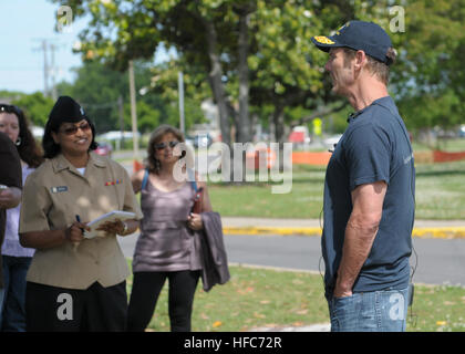 Peter Berg, directeur du nouveau film de science-fiction 'Battleship', parle aux médias locaux lors d'une avant-première du film pour les militaires et leurs familles à l'expéditionnaire conjoint peu Base Creek-Fort Story le 12 mai. (U.S. Photo par marine Spécialiste de la communication de masse 3 Classe Betsy Knapper) 'Battleship' aperçu des membres militaires 120512-N-DU438-212 Banque D'Images