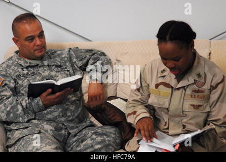 GUANTANAMO BAY, Cuba - l'Armée de terre Le Capitaine Éric Bey, le 525e Bataillon de la Police militaire, aumônier procède à une étude de la Bible avec la Marine Maître de 1re classe Zina Shannon, un greffier d'approvisionnement avec la Marine Expeditionary Guard bataillon, soutenir la Force opérationnelle Guantanamo, 28 octobre 2009. Bey et autres aumôniers affectés à la Force opérationnelle navale des États-Unis à Guantanamo Guantanamo Bay Station, Cuba, sont disponibles à toute heure pour fournir de l'aide aux soldats. Les aumôniers de la FOI Guantanamo Support Service Membres 222810 Banque D'Images