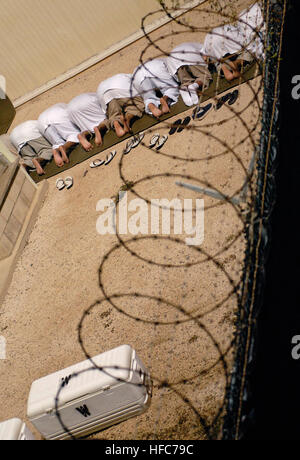 GUANTANAMO BAY, Cuba - un groupe de détenus à Guantanamo La Force opérationnelle interarmées (FOI) arc et touchez le front au sol lorsqu'ils observent la prière du matin avant le lever du soleil à l'intérieur de Camp Delta28 octobre 2009. Les détenus de la foi ont la possibilité de prier cinq fois par jour et les tapis de prière sont fournis et des exemplaires du Coran. Guantanamo la foi mène sûr, humain, juridique et transparent le soin et la garde des détenus, y compris ceux qui ont été condamnés par une commission militaire et ceux commandés libéré par un tribunal. La foi mène des activités de collecte, d'analyse et de diffusion pour la protection o Banque D'Images