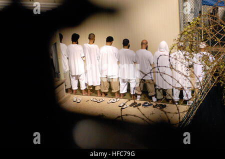 GUANTANAMO BAY, Cuba - un groupe de détenus à Guantanamo La Force opérationnelle interarmées (FOI) s'agenouiller lorsqu'ils observent la prière du matin avant le lever du soleil à l'intérieur de Camp Delta28 octobre 2009. Les détenus de la foi ont la possibilité de prier cinq fois par jour et les tapis de prière sont fournis et des exemplaires du Coran. Guantanamo la foi mène sûr, humain, juridique et transparent le soin et la garde des détenus, y compris ceux qui ont été condamnés par une commission militaire et ceux commandés libéré par un tribunal. La foi mène des activités de collecte, d'analyse et de diffusion pour la protection des détenus et de travail du personnel i Banque D'Images