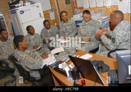 GUANTANAMO BAY, Cuba - Les membres de la Garde nationale et de l'Administration centrale l'Administration centrale, de l'entreprise 786e Bataillon de soutien logistique du combat et, jointe à la Force opérationnelle Guantanamo, conduite d'une réunion dans le cadre du travail quotidien au Camp Nord, 13 janvier 2010. Avec le grand nombre de politiques et de règlements qui régissent la foi s'il est très important de tenir des réunions régulièrement pour maintenir l'Troopers à jour avec de nouveaux changements qui pourraient avoir eu lieu. Guantanamo la foi mène sûr, humain, juridique et transparent le soin et la garde des détenus, y compris ceux qui ont été condamnés par une commission militaire et Banque D'Images